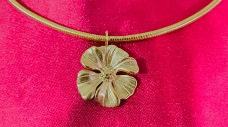 Gold Tone Anti Tarnish Floral Short Necklace With Magnetic Clasp