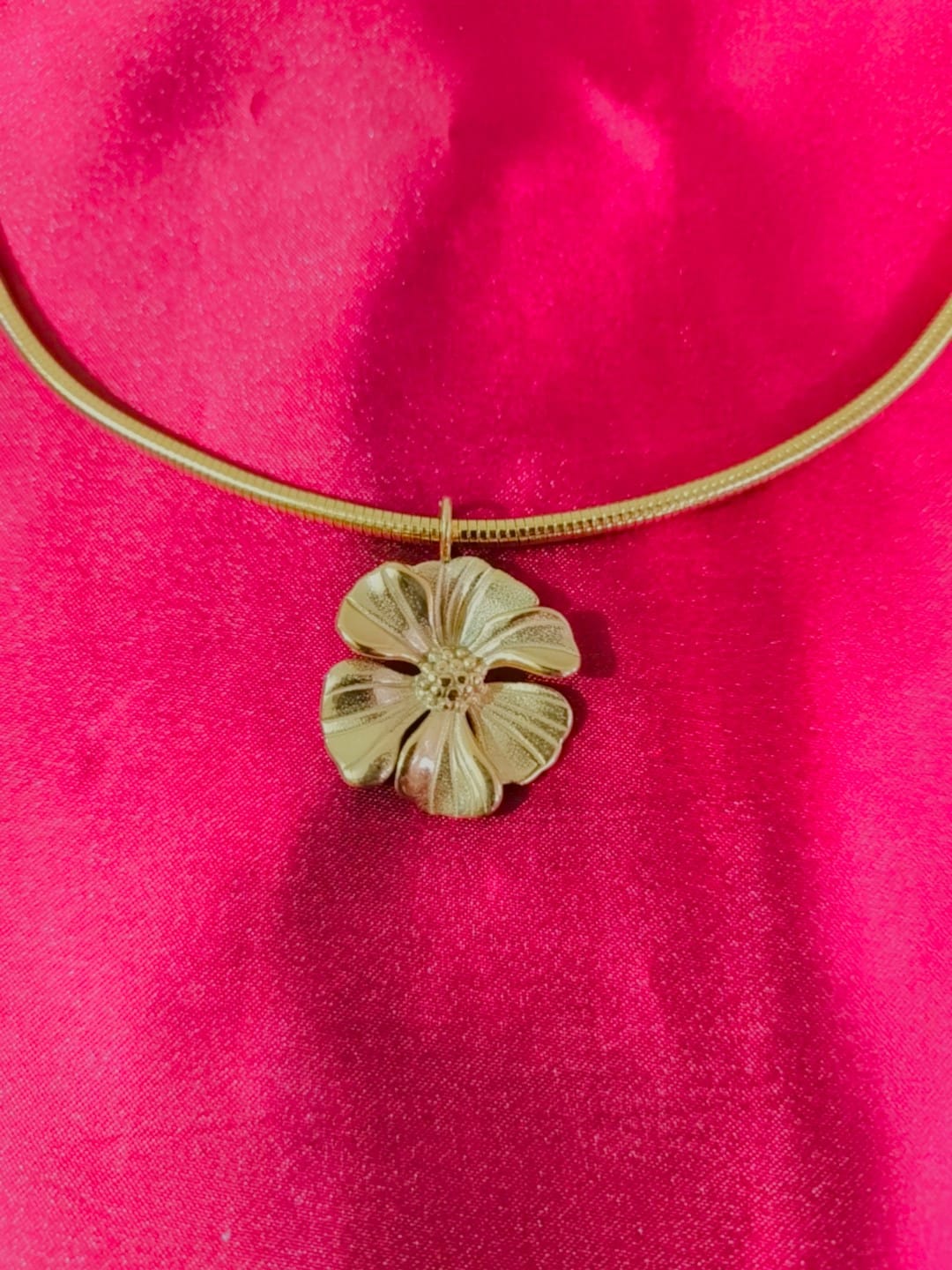 Gold Tone Anti Tarnish Floral Short Necklace With Magnetic Clasp