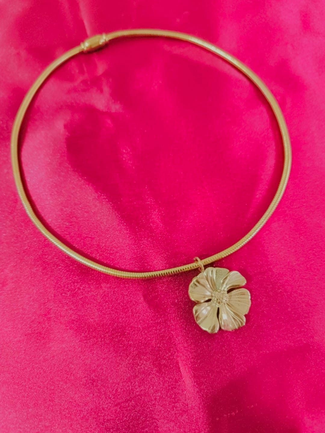 Gold Tone Anti Tarnish Floral Short Necklace With Magnetic Clasp